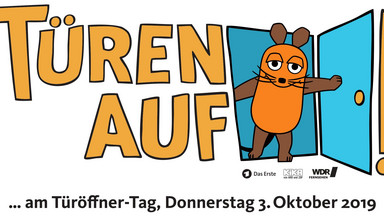 Die Maus steht in einer geöffneten Tür.