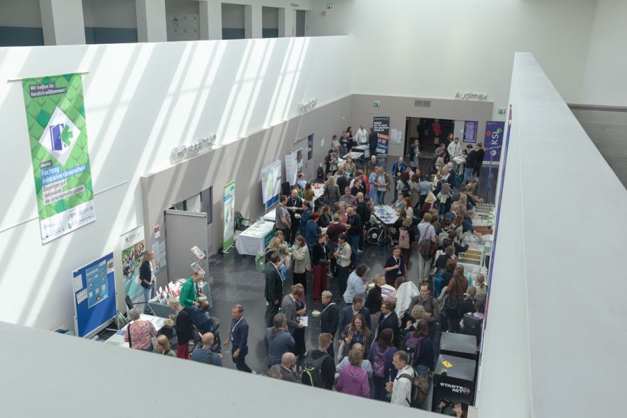Ein Blick in das Foyer des KSL.NRW – Fachtag Inklusive Gesundheit. Viele Besucher im Gespräch.