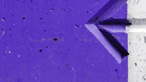 Pfeil nach links zeigend auf zweifarbigem Untergrund in violett und weiß.