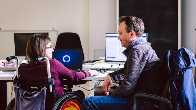 Beratungsgespräch mit einer Rollstuhlfahrerin