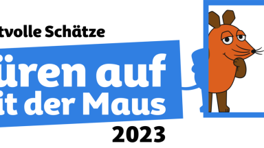 Die orangene Maus aus der Sendung mit der Maus guckt durch eine geöffnete Tür einen an. Daneben der Schriftzug "Türen auf mit der Maus"