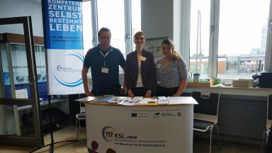 Herr Bylski, Frau Stiller und Frau Armbrust hinter dem Messestand des KSL MSI NRW