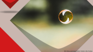 eine bunt schillernde Seifenblase fliegt durch die Luft