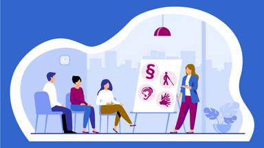 Eine dozierende Person neben Flipchart mit Teilnehmenden.