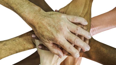Viele Hände berühren sich zu einer Gemeinschaft