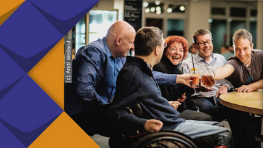 Gruppe von Menschen am Tresen