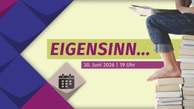 Text: EIGENSINN, 30.6.26 um 19 Uhr. Daneben ein Kalendersymbol sowie ein Foto einer nicht erkennbaren Person, die ihre Füße auf einem Stapel Bücher abstellt und ein Buch auf dem Schoß liegen hat.