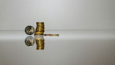 Euro auf einem Stapel, weißer Hintergrund